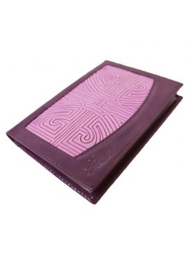 Обложка для паспорта из фиолетовой лаковой кожи и тисненого нубука
