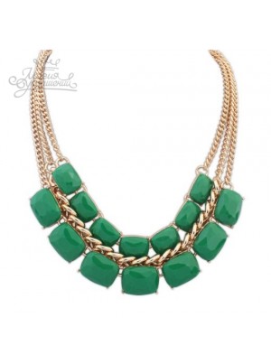 Широкое праздничное зеленое ожерелье