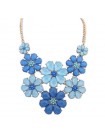 Широкое летнее ожерелье с голубыми и синими цветами