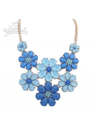 Широкое летнее ожерелье с голубыми и синими цветами